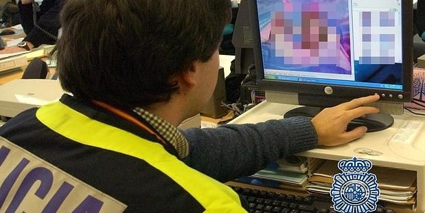 Un policía rastreando un ordenador en busca de material pedófilo