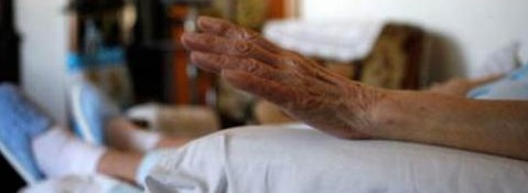 Un médico “forzó la situación” para aplicar la eutanasia a una anciana que se resistió