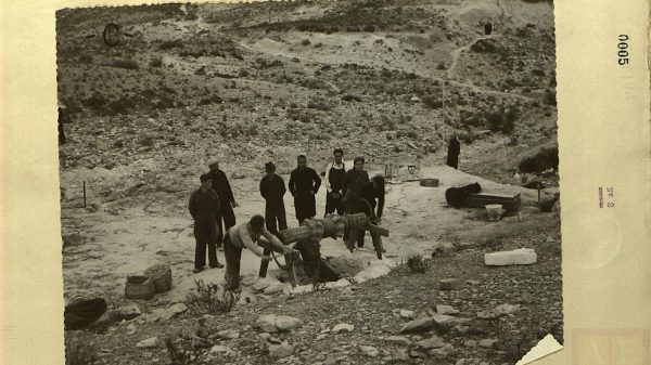 Exhumaciones en el Pozo de la Lagarta el 4 de febrero de 1941.