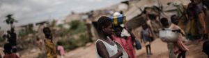 Personas desplazadas con cubos para recoger agua en Bangui, República Centroafricana