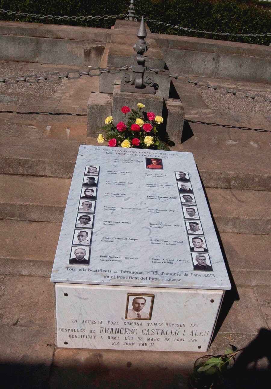 Placa dedicada a 16 mártires en el cementerio de Lérida.