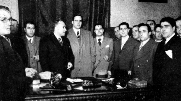 Aurelio Fernández, de la CNT, a la izquierda de Tarradellas, al tomar posesión como consejero de orden público.