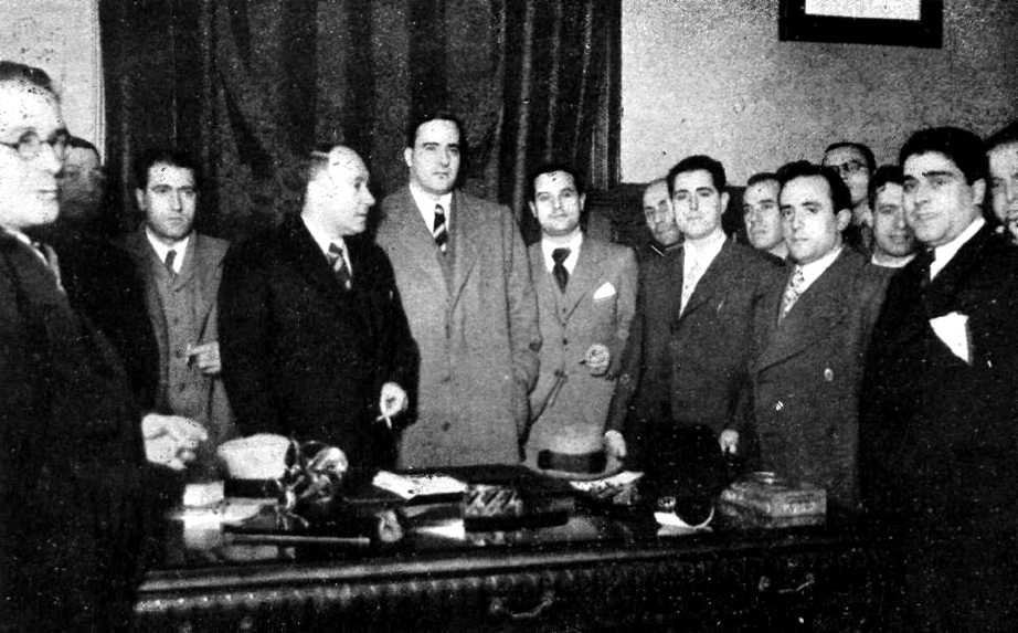Aurelio Fernández, de la CNT, a la izquierda de Tarradellas, al tomar posesión como consejero de orden público.