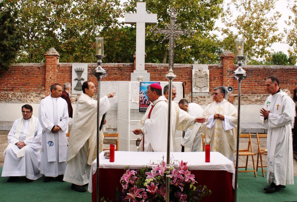 Misa en el cementerio de los Mártires de Aravaca presidida por Mons. Martínez Camino el 1 de diciembre de 2017.