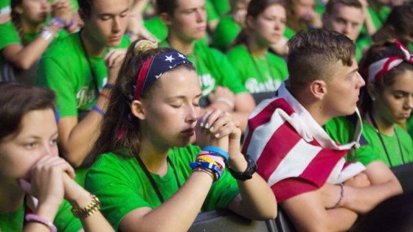 Jóvenes católicos europeos rezando