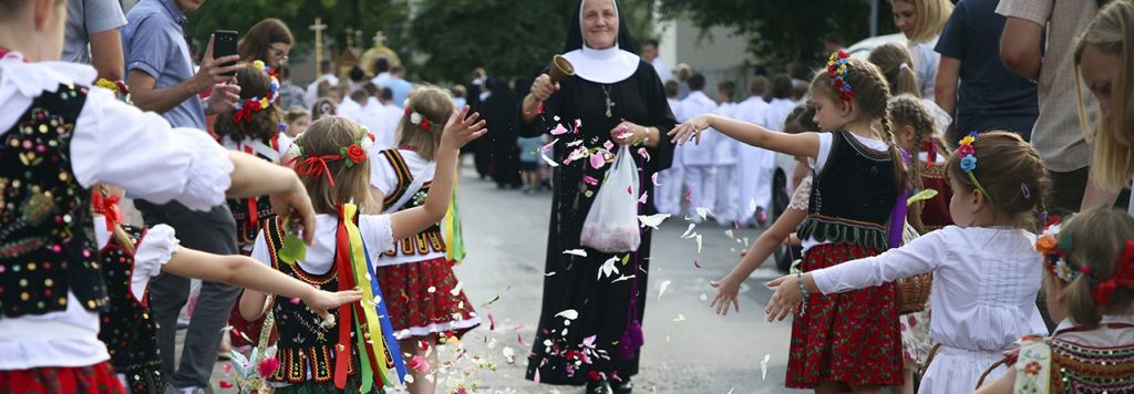 católicos participantes en una procesión religiosa en Polonia