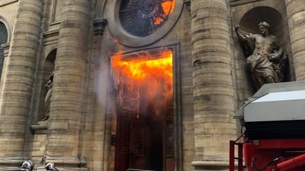 Incendio en la iglesia de Saint-Sulpice de París