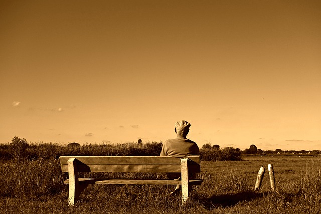 la soledad. Foto de un anciano sentado solo.