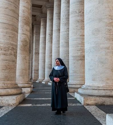 mujer en la iglesia