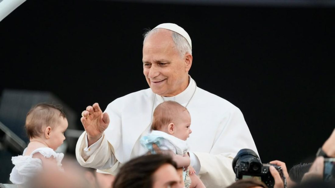 león XIV bendice bebés niños