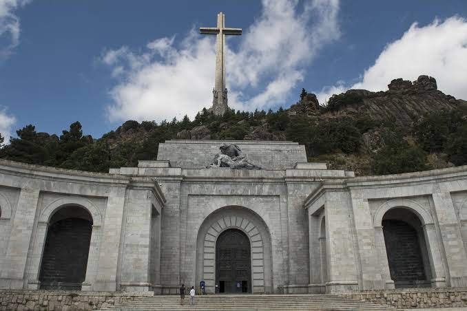 valle de los caídos latín jóvenes verano